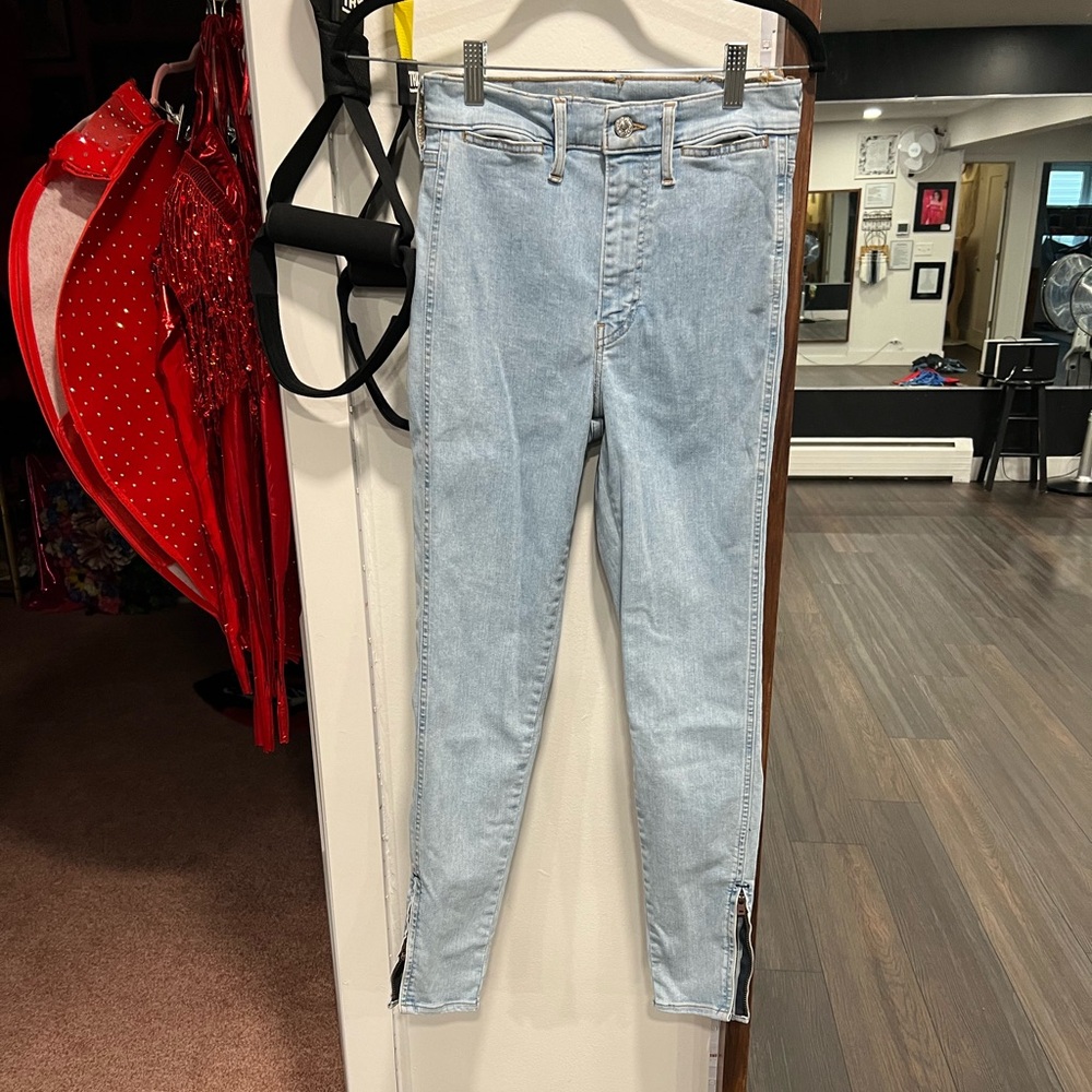 Size 27 Levi’s stretch skinny zipper denim